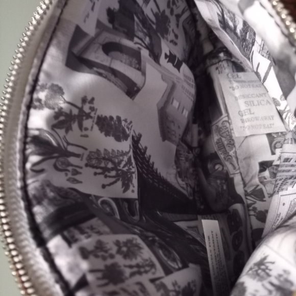 Kiehl's beauty pouch - Gift with PURCHASE (over $25) - Picture 3 of 6